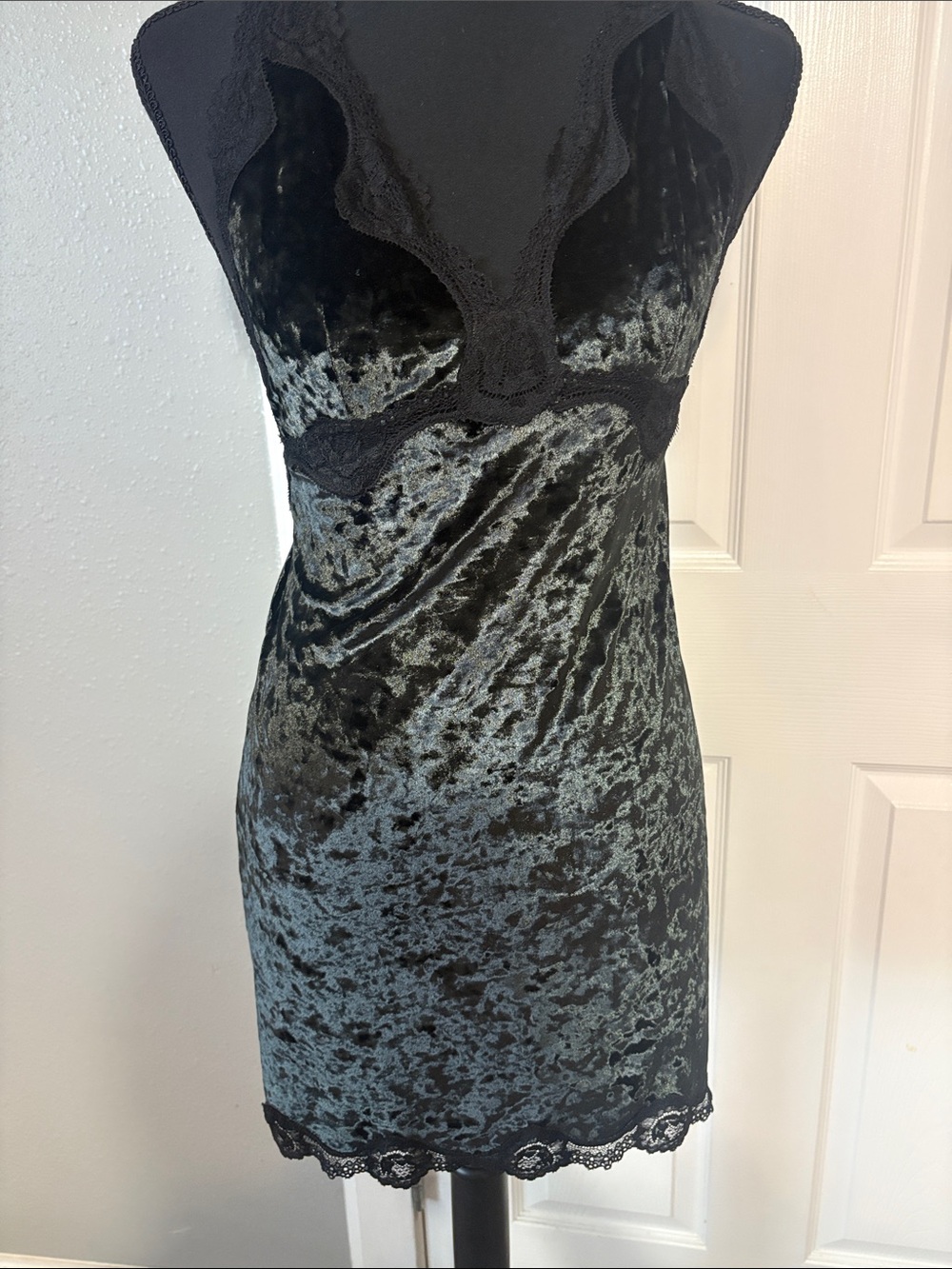 VTG Victoria’s Secret Velvet Lace Trim Slip Dress - Dark Green/Black SZ SM